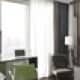 Стеклянная ширма коричневого и чёрного цвета. Дизайн и ремонт квартиры в ЖК «Ривер Парк» — Брутальный Нью-Йорк. Фото 05