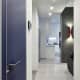 Дверь матового, синего цвета для входа в ванную комнату. Дизайн и ремонт квартиры в ЖК «Доминион» — Аскетичный интерьер. Фото 01