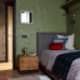 Кровать светлого оттенка шоколада с карамельными подушками. Дизайн и ремонт квартиры в ЖК «Wellton Park» — Алиса в стране чудес. Фото 037