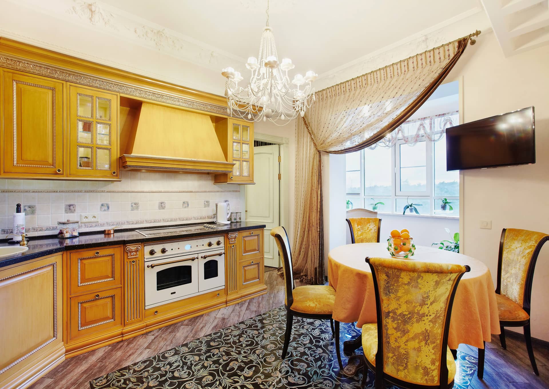 Кухня золотого цвета с оранжевыми рисунками для роскошного интерьера