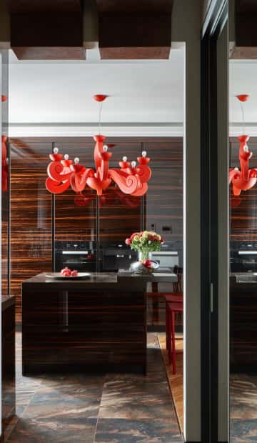 Рабочая поверхность кухни тёмного серого цвета