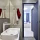 Дверь матового, синего цвета для входа в ванную комнату. Дизайн и ремонт квартиры в ЖК «Доминион» — Аскетичный интерьер. Фото 035