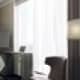 Светлый тюль на окнах для современного интерьера. Дизайн и ремонт квартиры в ЖК «Ривер Парк» — Брутальный Нью-Йорк. Фото 03