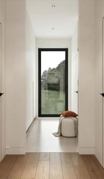 Дверь, отделяющую прихожую от улицы, установили застеклённую