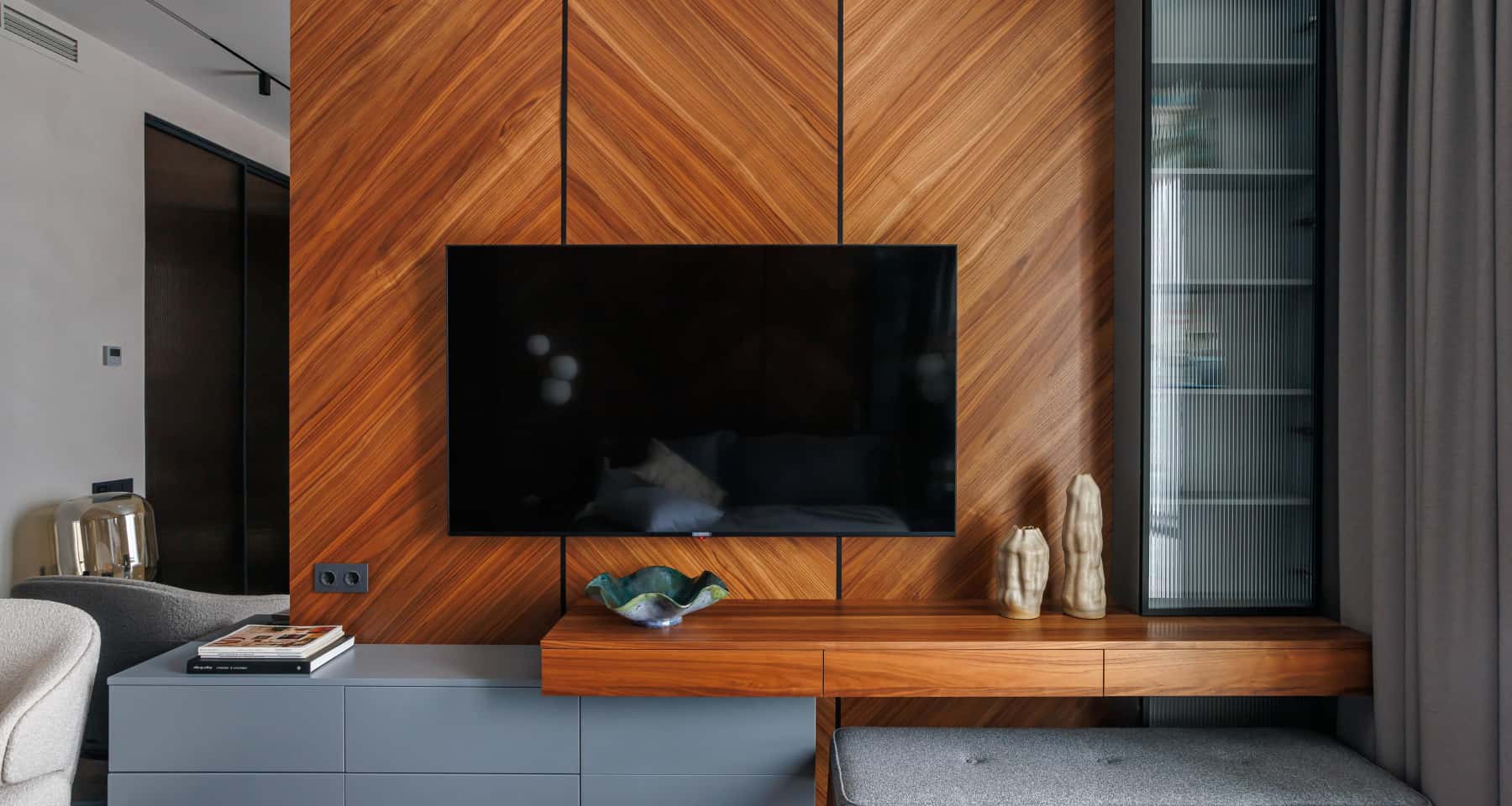 Сочетание коричневого и серого в интерьере спальни