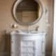 Небольшой туалетный столик с зеркалом в массивной деревянной раме. Дизайн и ремонт дома в ЖК «Мишино» — Яркий взгляд на вещи. Фото 054