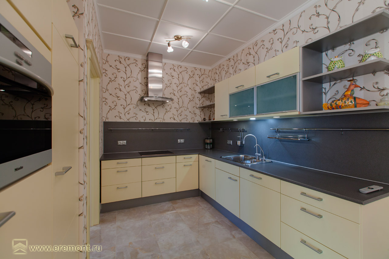 Шкафчики кремового цвета кухни придают комнате светлых акцентов