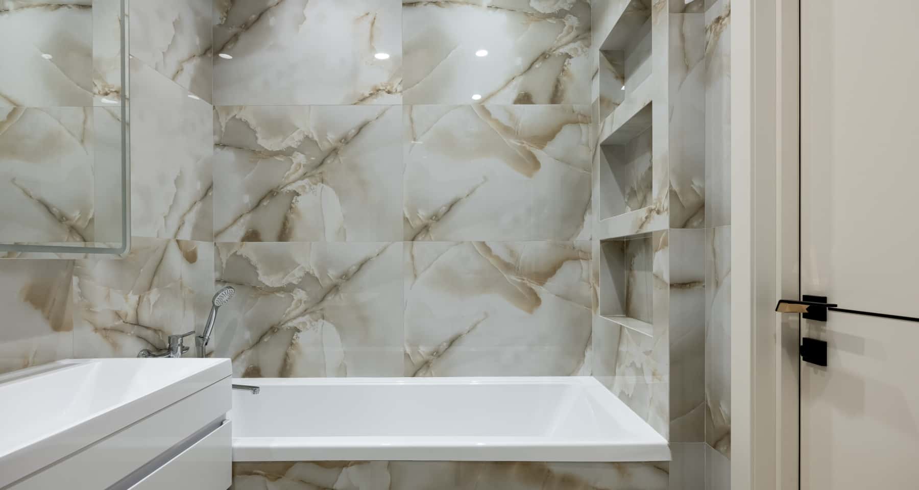 Облицовка стен ванной крупноформатным керамогранитом