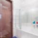 Зеркало со встроенными шкафами и подсветкой в ванной комнате. Дизайн и ремонт в квартире в Варсонофьевском переулке — Совместимость противоположностей. Фото 023