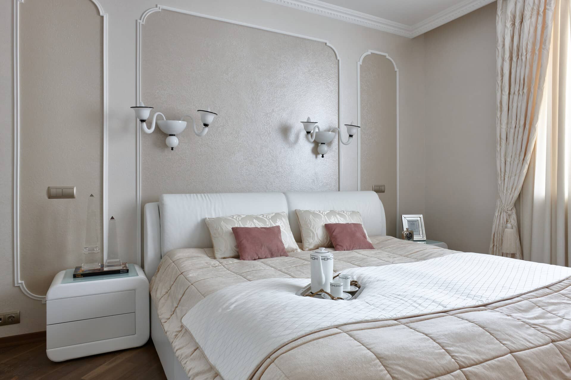 Кровать с подушками цвета пыльной розы