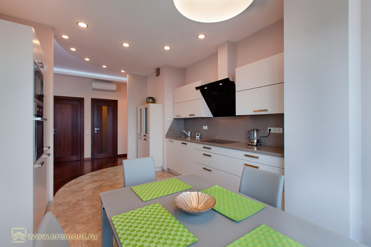 Вся кухня расположена по бокам от столовой, очень удобное решение, для широкого пространства